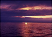 オホーツク海に沈む夕暮れのウトロの海岸