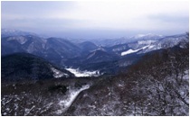 峠を越えた冬の山陰の山々の風景
